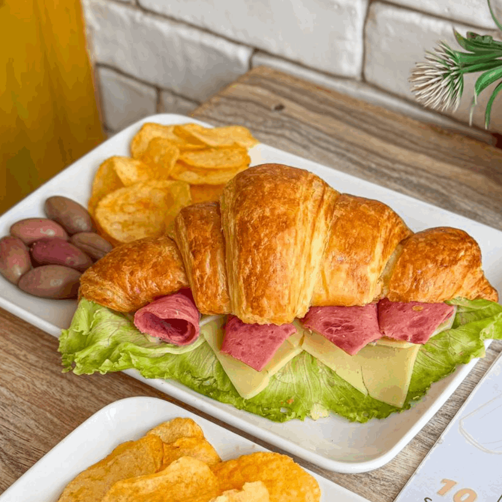 CROISSANT كرواسون روست بيف بيف مدخن